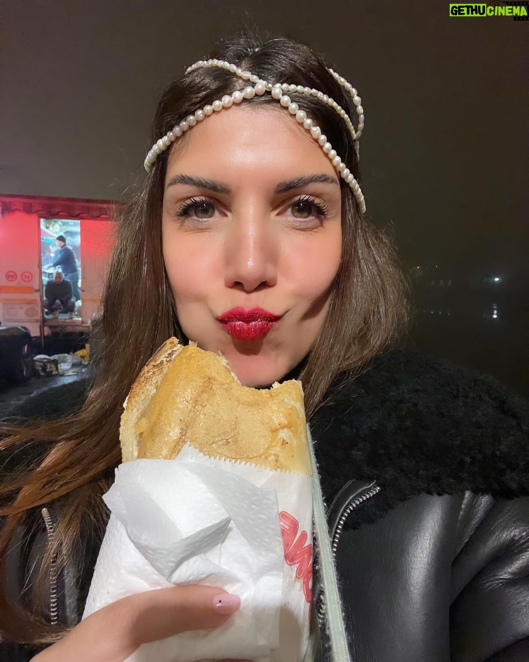 Daniela Collu Instagram - 31/12/2023 - 1/1/2024 Dodici ore, dalle cinque alle cinque in bellezza ♥️ Grazie Torino, è stato bellissimo ✨ Outfit @gentile_milano @thefrankieshop @tela9official @gianvitorossi Diadema @demetra.milano Styling @la_sara_kane del mio cuore, e un grazie speciale a @verygentile @mirca.accorsi @around.studio