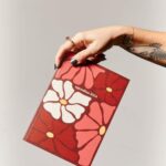 Daniela Collu Instagram - *Leagendine ovvero il “me lo segno” più amorevole del 2024 e oltre ♥️ Abbiamo costruito questo progetto da un’idea di @she.lab insieme a @martinapinto @valeria_de_chiara @cucinare_stanca, con le splendide copertine illustrate da @michelapicchi, e lo abbiamo realizzato con l’aiuto di @varsi_artlab e @teetalygram. La mia dura un anno, quella delle mie amiche è senza data, potete pensarle separate o in abbinamento, e spero possiate usarle per le cose belle che arriveranno e che riusciremo a creare per noi, per tutte e tutti. Vi lascio il link per acquistarle nelle stories e un grazie grande come il mondo per chi le ha già scelte come regalo di Natale per sé o per qualcuno che ama 🤶🏻✨🫶🏻 Le foto, stupende, sono di quel mito di @ornella.mercier