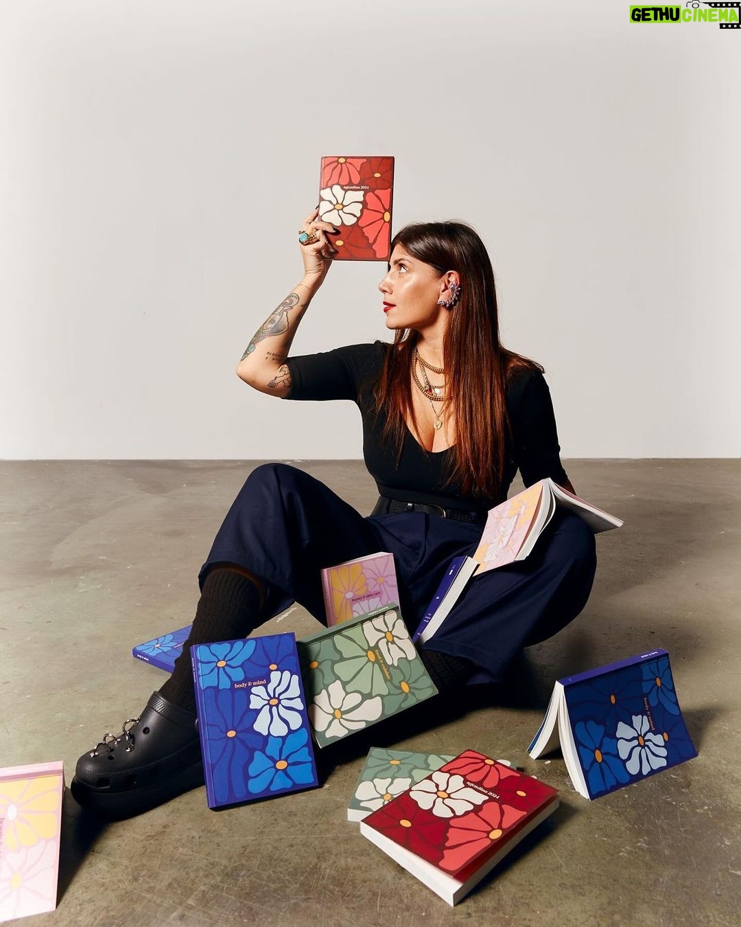 Daniela Collu Instagram - *Leagendine ovvero il “me lo segno” più amorevole del 2024 e oltre ♥️ Abbiamo costruito questo progetto da un’idea di @she.lab insieme a @martinapinto @valeria_de_chiara @cucinare_stanca, con le splendide copertine illustrate da @michelapicchi, e lo abbiamo realizzato con l’aiuto di @varsi_artlab e @teetalygram. La mia dura un anno, quella delle mie amiche è senza data, potete pensarle separate o in abbinamento, e spero possiate usarle per le cose belle che arriveranno e che riusciremo a creare per noi, per tutte e tutti. Vi lascio il link per acquistarle nelle stories e un grazie grande come il mondo per chi le ha già scelte come regalo di Natale per sé o per qualcuno che ama 🤶🏻✨🫶🏻 Le foto, stupende, sono di quel mito di @ornella.mercier