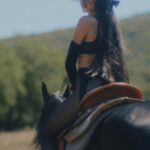 Danna Paola Instagram - Es que muchos están convencidos de que no hay nada más fuerte que el amor, que el amor todo lo puede. Y probablemente es cierto, todo lo puede. Hasta matarnos puede. Pero hoy no. Ya no. “Aún Te Quiero” videoclip oficial este 04 de diciembre 🥀