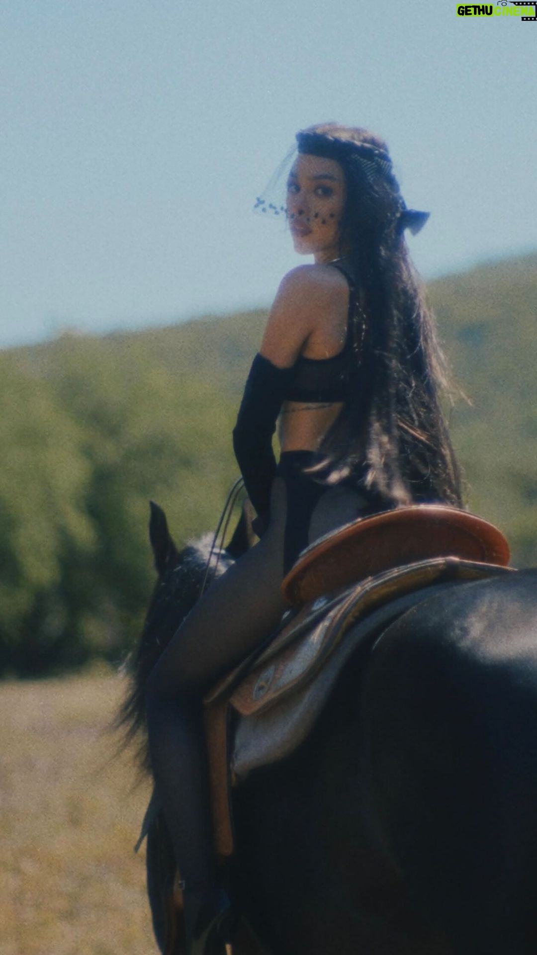 Danna Paola Instagram - Es que muchos están convencidos de que no hay nada más fuerte que el amor, que el amor todo lo puede. Y probablemente es cierto, todo lo puede. Hasta matarnos puede. Pero hoy no. Ya no. “Aún Te Quiero” videoclip oficial este 04 de diciembre 🥀