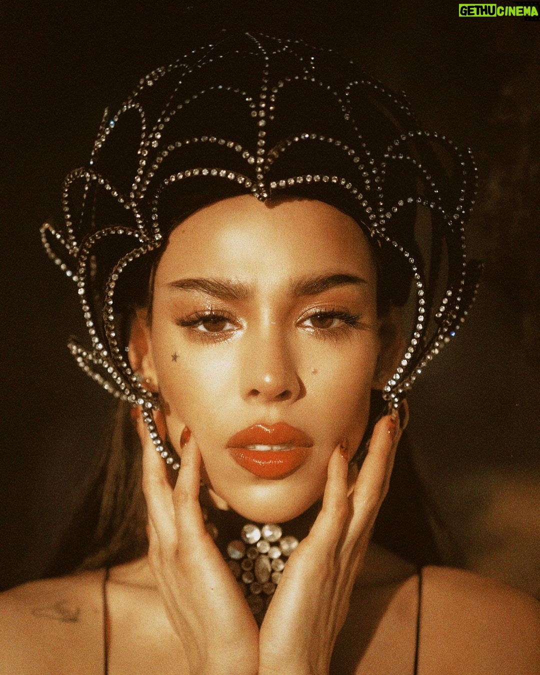 Danna Paola Instagram - “una mujer como tú es lo que necesitas” 🥀🖤⭐️🔥🔥🔥🔥🔥🔥🔥🔥💔 Aún te quiero gracias gracias x todo el amor que le están dando !! El lyric video #6 global 🥹🖤 que ganas de que vean el videoclip completo AAAAA!!