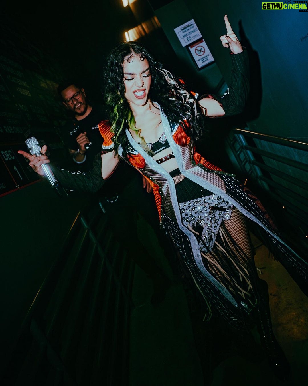 Danna Paola Instagram - un fin loco loco locoooooooooo, intenso, mágico, construyendo y living a dreaaaaaaam Gracias Miami, Atlanta y El pasoooo fue wowwwwwww 🖤✨