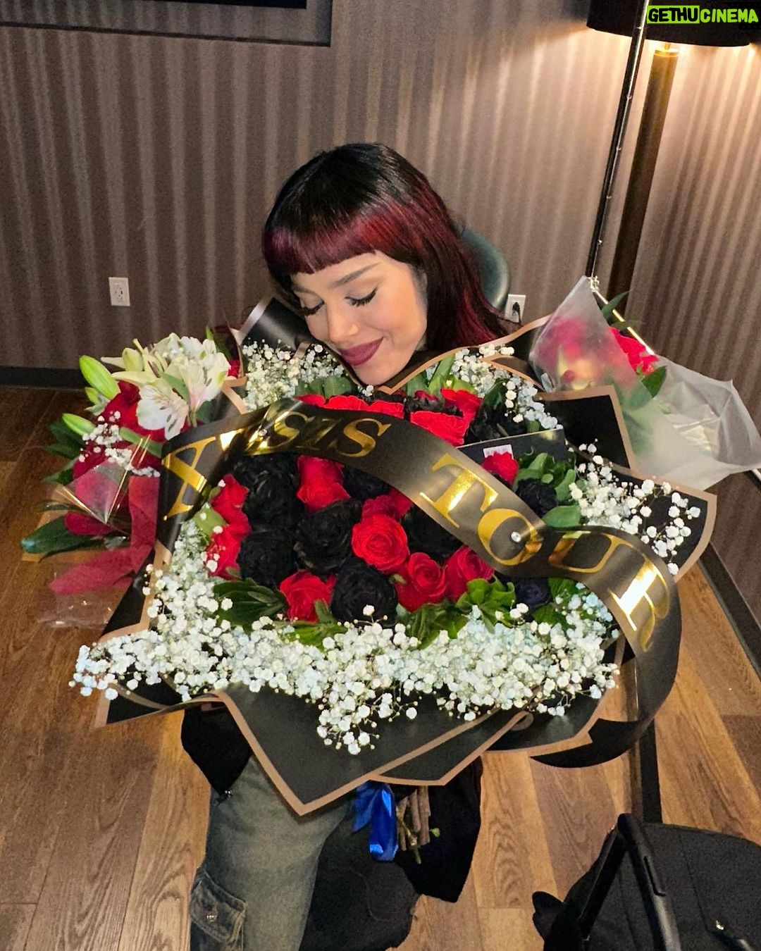Danna Paola Instagram - este post será largo, estoy volando a Canadá 🇨🇦 y tengo muchas cosas que decir y agradecer ) 🥹 7 planetas retrogradando y yo tuve una de las noches más felices de mi 2023 …mi corazón está elevado, en mis sueños más locos estaba hacer un show en Los Ángeles… y sucedió anoche, en el YouTube Theater ♥️ wow conocer a tantos Dreamers por primera vez, escucharlos cantar cada segundo, toda su energía! el disfrutar con toda mi gente y vivir algo tan poderoso, simplemente volé … literal. GRACIAS GRACIAS X ESTA NOCHE MÁGICA! Por primera vez en la historia del tour tenemos opening act y estuvo a cargo de mis hermanos @laraproject con su arte tan cabrón y energía tan top! 🖤rompieron muy duro! que placer recibirlos, trabajar juntos off y on stage, a seguir creando! Les amoooo🫶🏻 Mi vida @alexhoyer_ llegaste 🥹 verte arriba del escenario en tu hometown, verte brillar, verlos tocar juntos esta canción de tu primer álbum… me puso la piel de gallina… rompiste !! te admiro tanto de verdad🫀gracias por tu arte y energía, yo teeeeee amo infinito ♥️! MY BABY @sofiareyes 💕 MÉXICO IN DA HOUSE 🇲🇽 Gracias bb por acompañarme esta noche!! Fue muy lindooooo!!! eres muy top y que momento tan especial, gracias siempre! TQUM 🥹 💕 Ahora…. #tenemosquehablar se está volviendo un TEMAZO en el show, y no mameeeeees el momentazo de anoche by my @ben.aler en el solo de guitarra que te lanzaste TAN ICONIC … sigo shocked ⭐️🎸🖤amigo gracias por sumarte, x tu arte tan espectacular siempre, eres muy topppp Te amooooo!! 🖤✨ Y a TODES y cada una de las hermosas almas que forman parte de este show, y lo hacen posible, estamos FUCKING KILLING IT! GRACIAS, GRACIAS SOMOS LATIN@S PISANDO FUERTE! ♥️ 🇲🇽GRACIAS LA SEE YOU NEXT TIME ✨