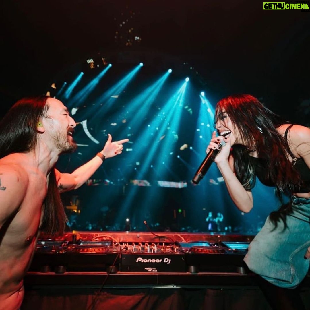Danna Paola Instagram - No hay nadie que me haga llegar como tú….. uuuuuuuuuuuuuuu🖤 PARANOIA @steveaoki our new song OUT NOWWWW!!🫀