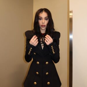 Danna Paola Instagram - Anoche vencí uno de mis miedos más grandes, aprendí una gran lección y jamás pensé que llegaría el momento de entonar el Himno Nacional Mexicano, y llegó el momento ♥️🇲🇽

La presión, la responsabilidad, los nervios, la dificultad del mismo y las dudas sobre mi misma rechazándolo por años, x miedo al que dirán, a equivocarme, nada más de pensarlo la ansiedad del momento no me dejaba dormir, se me hacía un nudo en el estómago, y me tomo mucha valentía aceptar que llegó esta oportunidad en el momento perfecto, y fue todo un proceso, de confianza, de seguridad, de preparación…de conexión y fue un acto de amor puro… Y LO HICE!!!!! 😭🖤lo logré, Me siento muy orgullosa de haberlo logrado aún sigo procesando lo impactante que es estar ahí, wowwww ♥️GRACIAS!! ♥️ GRACIAS @canelo por dejarme acompañarte, por tu apoyo, por representar al país junto con todos los que estábamos allí, por dar todo de ti! SE GANÓ CAMPEÓN 🇲🇽 GANÓ MÉXICO , GANAMOS!!! ⭐️ Me llevo esta noche como uno de los mejores momentos de mi vida. GRACIAAAAAAAAS VIDA🖤 !!

“ Los miedos no se van, hasta que los asustas”.