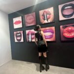 Danna Paola Instagram - Desde el delineador que usaba mi mamá, las sombras azules que tanto me gustaban de niña, la piel verde que me pigmentaba los miedos y me hacía desafiar la gravedad, y el olor a vainilla de todos esos lipsticks que me transporta a muchos momentos inolvidables de mi vida… Es oficial y puedo gritar a los 4 vientos con mucha ilusión y un nudo en la garganta!!!! Soy la nueva embajadora global de mi marca favorita de maquillaje @maccosmetics QUEEEEE! 🥹😭🖤 llevamos varios meses con esto y me moría por contarles, está siendo un sueño y me muero x que vean todo lo que estamos preparando juntos, @emmimua gracias por tu arte y x crear juntos tanta fantasía y contar nuestra historia a través del maquillaje, felicidades bb y gracias por esto, a seguir cumpliendo sueños!! Luv u so much 🥹 + mi primera portada de @rollingstonemx @rollingstoneenespanol que es una locura y me tiene en shock! Thank you all for all your work in this cover, estoy enamorada del trabajo de todos. Es muy fuerte todo lo que está sucediendo… estoy soñando 🫶🏻GRACIAS !! Estoy llena de muchas emociones y agradecida con el universo, this is craaaaazy!!!!! ⭐️🖤 💄 #MACDannaPaola #macambassador New York, New York