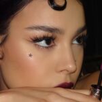 Danna Paola Instagram - Desde el delineador que usaba mi mamá, las sombras azules que tanto me gustaban de niña, la piel verde que me pigmentaba los miedos y me hacía desafiar la gravedad, y el olor a vainilla de todos esos lipsticks que me transporta a muchos momentos inolvidables de mi vida… Es oficial y puedo gritar a los 4 vientos con mucha ilusión y un nudo en la garganta!!!! Soy la nueva embajadora global de mi marca favorita de maquillaje @maccosmetics QUEEEEE! 🥹😭🖤 llevamos varios meses con esto y me moría por contarles, está siendo un sueño y me muero x que vean todo lo que estamos preparando juntos, @emmimua gracias por tu arte y x crear juntos tanta fantasía y contar nuestra historia a través del maquillaje, felicidades bb y gracias por esto, a seguir cumpliendo sueños!! Luv u so much 🥹 + mi primera portada de @rollingstonemx @rollingstoneenespanol que es una locura y me tiene en shock! Thank you all for all your work in this cover, estoy enamorada del trabajo de todos. Es muy fuerte todo lo que está sucediendo… estoy soñando 🫶🏻GRACIAS !! Estoy llena de muchas emociones y agradecida con el universo, this is craaaaazy!!!!! ⭐️🖤 💄 #MACDannaPaola #macambassador New York, New York