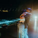 Danna Paola Instagram - este post será largo, estoy volando a Canadá 🇨🇦 y tengo muchas cosas que decir y agradecer ) 🥹 7 planetas retrogradando y yo tuve una de las noches más felices de mi 2023 …mi corazón está elevado, en mis sueños más locos estaba hacer un show en Los Ángeles… y sucedió anoche, en el YouTube Theater ♥️ wow conocer a tantos Dreamers por primera vez, escucharlos cantar cada segundo, toda su energía! el disfrutar con toda mi gente y vivir algo tan poderoso, simplemente volé … literal. GRACIAS GRACIAS X ESTA NOCHE MÁGICA! Por primera vez en la historia del tour tenemos opening act y estuvo a cargo de mis hermanos @laraproject con su arte tan cabrón y energía tan top! 🖤rompieron muy duro! que placer recibirlos, trabajar juntos off y on stage, a seguir creando! Les amoooo🫶🏻 Mi vida @alexhoyer_ llegaste 🥹 verte arriba del escenario en tu hometown, verte brillar, verlos tocar juntos esta canción de tu primer álbum… me puso la piel de gallina… rompiste !! te admiro tanto de verdad🫀gracias por tu arte y energía, yo teeeeee amo infinito ♥️! MY BABY @sofiareyes 💕 MÉXICO IN DA HOUSE 🇲🇽 Gracias bb por acompañarme esta noche!! Fue muy lindooooo!!! eres muy top y que momento tan especial, gracias siempre! TQUM 🥹 💕 Ahora…. #tenemosquehablar se está volviendo un TEMAZO en el show, y no mameeeeees el momentazo de anoche by my @ben.aler en el solo de guitarra que te lanzaste TAN ICONIC … sigo shocked ⭐️🎸🖤amigo gracias por sumarte, x tu arte tan espectacular siempre, eres muy topppp Te amooooo!! 🖤✨ Y a TODES y cada una de las hermosas almas que forman parte de este show, y lo hacen posible, estamos FUCKING KILLING IT! GRACIAS, GRACIAS SOMOS LATIN@S PISANDO FUERTE! ♥️ 🇲🇽GRACIAS LA SEE YOU NEXT TIME ✨