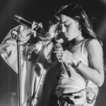 Danna Paola Instagram - este post será largo, estoy volando a Canadá 🇨🇦 y tengo muchas cosas que decir y agradecer ) 🥹 7 planetas retrogradando y yo tuve una de las noches más felices de mi 2023 …mi corazón está elevado, en mis sueños más locos estaba hacer un show en Los Ángeles… y sucedió anoche, en el YouTube Theater ♥️ wow conocer a tantos Dreamers por primera vez, escucharlos cantar cada segundo, toda su energía! el disfrutar con toda mi gente y vivir algo tan poderoso, simplemente volé … literal. GRACIAS GRACIAS X ESTA NOCHE MÁGICA! Por primera vez en la historia del tour tenemos opening act y estuvo a cargo de mis hermanos @laraproject con su arte tan cabrón y energía tan top! 🖤rompieron muy duro! que placer recibirlos, trabajar juntos off y on stage, a seguir creando! Les amoooo🫶🏻 Mi vida @alexhoyer_ llegaste 🥹 verte arriba del escenario en tu hometown, verte brillar, verlos tocar juntos esta canción de tu primer álbum… me puso la piel de gallina… rompiste !! te admiro tanto de verdad🫀gracias por tu arte y energía, yo teeeeee amo infinito ♥️! MY BABY @sofiareyes 💕 MÉXICO IN DA HOUSE 🇲🇽 Gracias bb por acompañarme esta noche!! Fue muy lindooooo!!! eres muy top y que momento tan especial, gracias siempre! TQUM 🥹 💕 Ahora…. #tenemosquehablar se está volviendo un TEMAZO en el show, y no mameeeeees el momentazo de anoche by my @ben.aler en el solo de guitarra que te lanzaste TAN ICONIC … sigo shocked ⭐️🎸🖤amigo gracias por sumarte, x tu arte tan espectacular siempre, eres muy topppp Te amooooo!! 🖤✨ Y a TODES y cada una de las hermosas almas que forman parte de este show, y lo hacen posible, estamos FUCKING KILLING IT! GRACIAS, GRACIAS SOMOS LATIN@S PISANDO FUERTE! ♥️ 🇲🇽GRACIAS LA SEE YOU NEXT TIME ✨