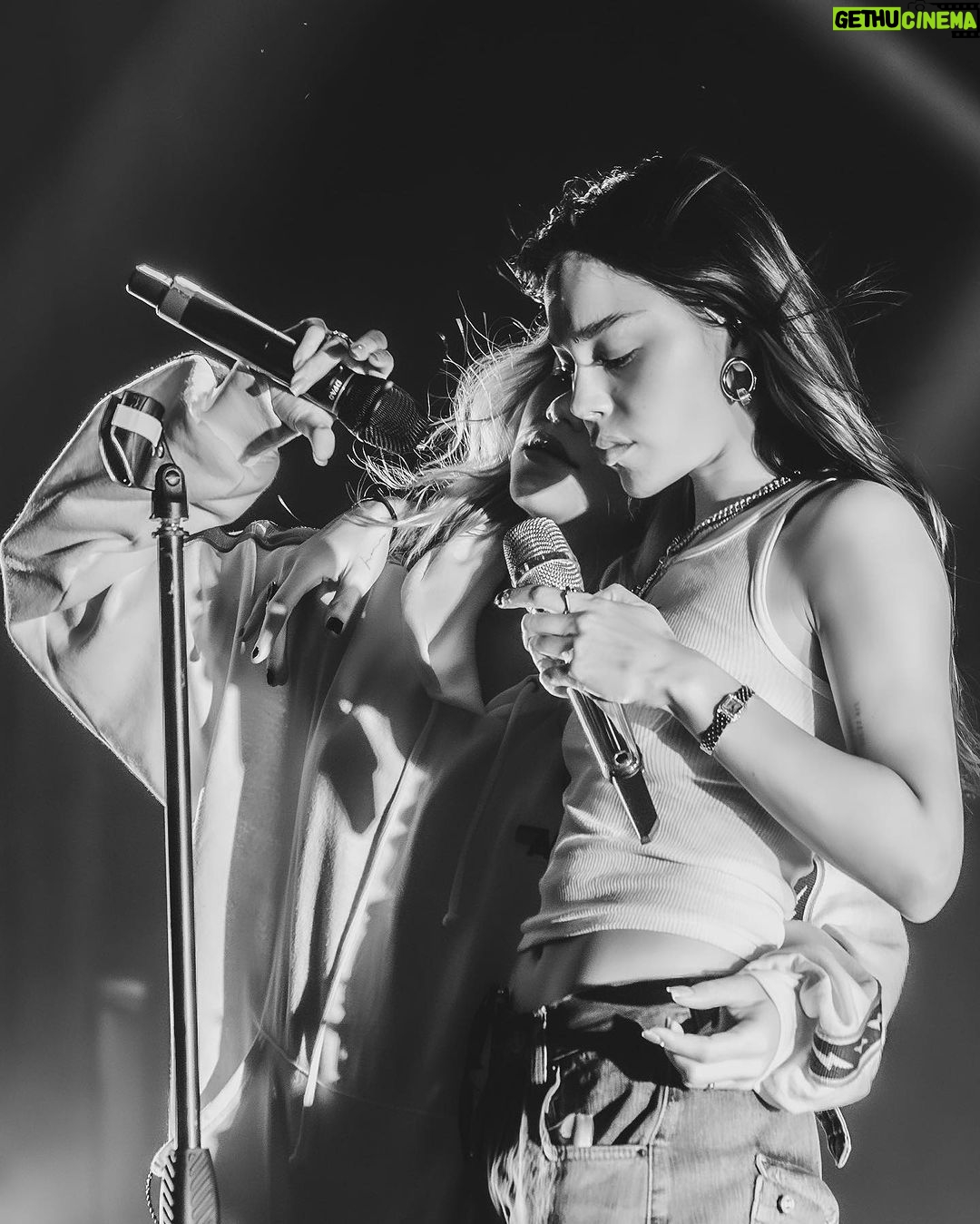 Danna Paola Instagram - este post será largo, estoy volando a Canadá 🇨🇦 y tengo muchas cosas que decir y agradecer ) 🥹 7 planetas retrogradando y yo tuve una de las noches más felices de mi 2023 …mi corazón está elevado, en mis sueños más locos estaba hacer un show en Los Ángeles… y sucedió anoche, en el YouTube Theater ♥️ wow conocer a tantos Dreamers por primera vez, escucharlos cantar cada segundo, toda su energía! el disfrutar con toda mi gente y vivir algo tan poderoso, simplemente volé … literal. GRACIAS GRACIAS X ESTA NOCHE MÁGICA! Por primera vez en la historia del tour tenemos opening act y estuvo a cargo de mis hermanos @laraproject con su arte tan cabrón y energía tan top! 🖤rompieron muy duro! que placer recibirlos, trabajar juntos off y on stage, a seguir creando! Les amoooo🫶🏻 Mi vida @alexhoyer_ llegaste 🥹 verte arriba del escenario en tu hometown, verte brillar, verlos tocar juntos esta canción de tu primer álbum… me puso la piel de gallina… rompiste !! te admiro tanto de verdad🫀gracias por tu arte y energía, yo teeeeee amo infinito ♥️! MY BABY @sofiareyes 💕 MÉXICO IN DA HOUSE 🇲🇽 Gracias bb por acompañarme esta noche!! Fue muy lindooooo!!! eres muy top y que momento tan especial, gracias siempre! TQUM 🥹 💕 Ahora…. #tenemosquehablar se está volviendo un TEMAZO en el show, y no mameeeeees el momentazo de anoche by my @ben.aler en el solo de guitarra que te lanzaste TAN ICONIC … sigo shocked ⭐️🎸🖤amigo gracias por sumarte, x tu arte tan espectacular siempre, eres muy topppp Te amooooo!! 🖤✨ Y a TODES y cada una de las hermosas almas que forman parte de este show, y lo hacen posible, estamos FUCKING KILLING IT! GRACIAS, GRACIAS SOMOS LATIN@S PISANDO FUERTE! ♥️ 🇲🇽GRACIAS LA SEE YOU NEXT TIME ✨