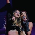 Danna Paola Instagram - este post será largo, estoy volando a Canadá 🇨🇦 y tengo muchas cosas que decir y agradecer ) 🥹 7 planetas retrogradando y yo tuve una de las noches más felices de mi 2023 …mi corazón está elevado, en mis sueños más locos estaba hacer un show en Los Ángeles… y sucedió anoche, en el YouTube Theater ♥️ wow conocer a tantos Dreamers por primera vez, escucharlos cantar cada segundo, toda su energía! el disfrutar con toda mi gente y vivir algo tan poderoso, simplemente volé … literal. GRACIAS GRACIAS X ESTA NOCHE MÁGICA! Por primera vez en la historia del tour tenemos opening act y estuvo a cargo de mis hermanos @laraproject con su arte tan cabrón y energía tan top! 🖤rompieron muy duro! que placer recibirlos, trabajar juntos off y on stage, a seguir creando! Les amoooo🫶🏻 Mi vida @alexhoyer_ llegaste 🥹 verte arriba del escenario en tu hometown, verte brillar, verlos tocar juntos esta canción de tu primer álbum… me puso la piel de gallina… rompiste !! te admiro tanto de verdad🫀gracias por tu arte y energía, yo teeeeee amo infinito ♥️! MY BABY @sofiareyes 💕 MÉXICO IN DA HOUSE 🇲🇽 Gracias bb por acompañarme esta noche!! Fue muy lindooooo!!! eres muy top y que momento tan especial, gracias siempre! TQUM 🥹 💕 Ahora…. #tenemosquehablar se está volviendo un TEMAZO en el show, y no mameeeeees el momentazo de anoche by my @ben.aler en el solo de guitarra que te lanzaste TAN ICONIC … sigo shocked ⭐️🎸🖤amigo gracias por sumarte, x tu arte tan espectacular siempre, eres muy topppp Te amooooo!! 🖤✨ Y a TODES y cada una de las hermosas almas que forman parte de este show, y lo hacen posible, estamos FUCKING KILLING IT! GRACIAS, GRACIAS SOMOS LATIN@S PISANDO FUERTE! ♥️ 🇲🇽GRACIAS LA SEE YOU NEXT TIME ✨