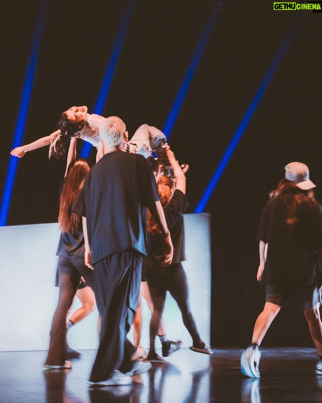 Danna Paola Instagram - Y es así como arriba de la tarima no existe nada más… esto es adictivo… adrenalina que coloca y desenfoca… vibra deliciosa… ON TOUR!!! Gracias Dallas! 🖤🇺🇸 Next stop SAN ANTONIO TX #xt4s1stourusa Toyota Music Factory