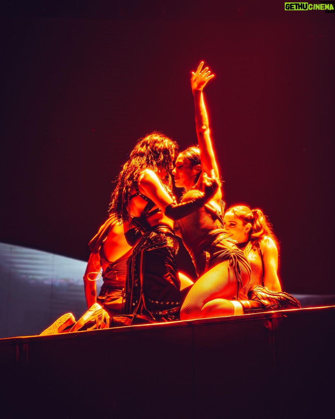 Danna Paola Instagram - Y es así como arriba de la tarima no existe nada más… esto es adictivo… adrenalina que coloca y desenfoca… vibra deliciosa… ON TOUR!!! Gracias Dallas! 🖤🇺🇸 Next stop SAN ANTONIO TX #xt4s1stourusa Toyota Music Factory