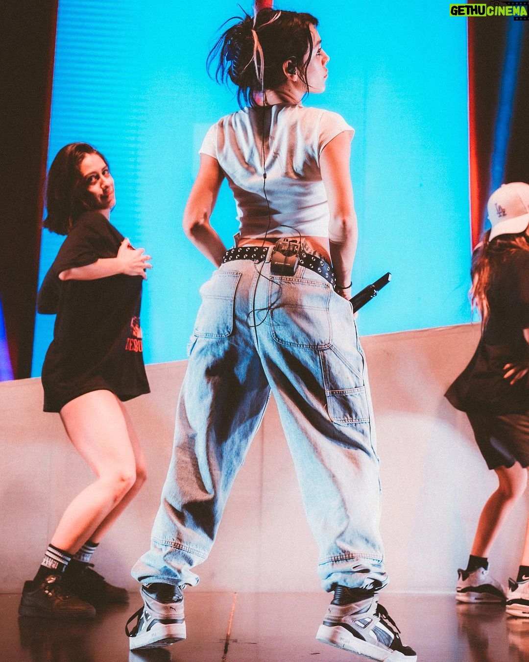 Danna Paola Instagram - Y es así como arriba de la tarima no existe nada más… esto es adictivo… adrenalina que coloca y desenfoca… vibra deliciosa… ON TOUR!!! Gracias Dallas! 🖤🇺🇸 Next stop SAN ANTONIO TX #xt4s1stourusa Toyota Music Factory