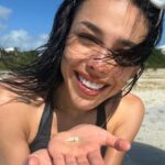 Danna Paola Instagram - La vida en el mar me hace tan feliz, estar descalza, sin casi nada ropa, libre, con la sal, los pensamientos libres y suspiros profundos que nutren la calma, las ganas de dormir bajo el sol, y tomar piña colada más de 3 veces al día… me gusta empezar así … desconectando para conectar de nuevo, encontrando inspiración en el silencio con propósitos y metas que me hagan soñar despierta de nuevo, con música , en la playa riendo, amando, comiendo y bebiendo con charlas largas sobre la vida de todas esas memorias sobre cómo hemos sobrevivido hasta hoy, como llegamos aquí, y como emociona el alma un camino nuevo… un lienzo en blanco y una historia nueva por contar. Ultima foto Yo llegando al release del álbum ⭐️💿LOL Turks & Caicos