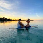 Danna Paola Instagram - La vida en el mar me hace tan feliz, estar descalza, sin casi nada ropa, libre, con la sal, los pensamientos libres y suspiros profundos que nutren la calma, las ganas de dormir bajo el sol, y tomar piña colada más de 3 veces al día… me gusta empezar así … desconectando para conectar de nuevo, encontrando inspiración en el silencio con propósitos y metas que me hagan soñar despierta de nuevo, con música , en la playa riendo, amando, comiendo y bebiendo con charlas largas sobre la vida de todas esas memorias sobre cómo hemos sobrevivido hasta hoy, como llegamos aquí, y como emociona el alma un camino nuevo… un lienzo en blanco y una historia nueva por contar. Ultima foto Yo llegando al release del álbum ⭐️💿LOL Turks & Caicos