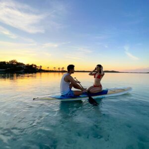 Danna Paola Instagram - La vida en el mar me hace tan feliz, estar descalza, sin casi nada ropa, libre, con la sal, los pensamientos libres y suspiros profundos que nutren la calma, las ganas de dormir bajo el sol, y tomar piña colada más de 3 veces al día… me gusta empezar así … desconectando para conectar de nuevo, encontrando inspiración en el silencio con propósitos y metas que me hagan soñar despierta de nuevo, con música , en la playa riendo, amando, comiendo y bebiendo con charlas largas sobre la vida de todas esas memorias sobre cómo hemos sobrevivido hasta hoy, como llegamos aquí, y como emociona el alma un camino nuevo… un lienzo en blanco y una historia nueva por contar. 

Ultima foto 

Yo llegando al release del álbum ⭐️💿LOL