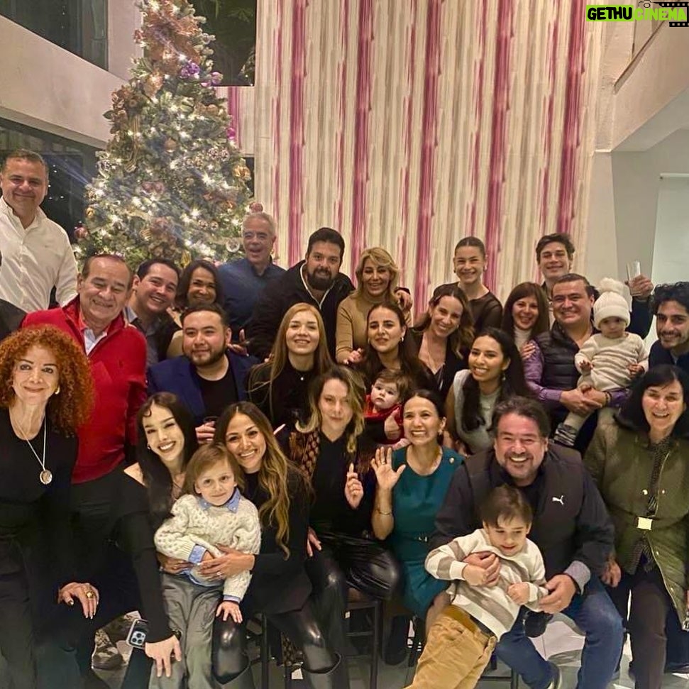 Danna Paola Instagram - Feliz navidad 🎄✨🖤