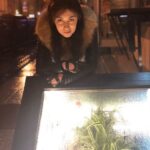 Dariya Voskoboeva Instagram - Привлечение удачи состоит из трех этапов: 1️⃣Избавление от психических блоков 2️⃣Создание пространства для удачи 3️⃣Укрепление своей удачи. Итак, предлагаю вам выполнять эти несложные упражнения в том порядке, в котором они изложены. Вы будете удивлены, когда увидите результаты этих занятий: . 👉Избавление от психических блоков. Чтобы привлечь в свою жизнь удачу и процветание, для начала необходимо избавиться от внутренних блоков, которые мешают нам жить, препятствуют потоку благополучия и успеха. Древние полинезийские кахуны, или духовные целители, великолепно знали метафизику. Метафизическое упражнение, которое я попрошу вас сделать, принесет поразительный эффект. Оно заимствовано из практики кахунов и отнимет у вас не более трех минут. Сделайте его сейчас: . Расслабьтесь глубоко, как вы научились делать. 🍂Спокойно сидите пару минут, сосредоточив внимание на ритмичности вашего дыхания. 🍂Обратитесь к вашему подсознанию. Прикажите волнению, беспокойству, страху, самоуничижению, пессимизму и другим нежелательным негативным эмоциям и качествам оставить ваше тело. 🍂Скажите своему подсознанию, что в следующее мгновение после окончания упражнения вы встанете и потрясете сначала правой ногой, затем левой ногой и все эти негативные чувства навсегда оставят вас. 🍂Представьте, что вы встаете, выходите из дома (желательно к мусорному баку), по очереди трясете ногами и серое вещество стекает с вас на землю. 🍂Представьте, что вы освободились от всех негативных переживаний. Теперь вы уверенны, сильны и готовы к великим свершениям. 🍂Закончите упражнение. 🍂Выйдите из дома и энергично потрясите сначала правой, затем левой ногой. Уйдите с этого места. 🍂Встаньте прямо и обратите внимание на то, как хорошо и уверенно вы себя чувствуете. Если вам интересно расскажу о двух остальных этапах 😘 . . #ДарияВоскобоева #осень #спб #экстрасенс #знакизодиака