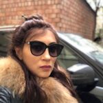 Dariya Voskoboeva Instagram - Друзья, давайте поговорим о медитации🙏? Начнём наш разговор с правильного дыхания 😤 . Вспомните, как дышат маленькие дети — при вдохе верхняя часть их животика медленно поднимается, опускаясь при выдохе, тогда как грудь практически не движется. Именно такое дыхание через нос называется «диафрагменным» и является наиболее здоровым и естественным для человека🙃. В свою очередь, диафрагма — это внутренняя мышца, разделяющая грудную и брюшную полости и служащая для расширения легких. По сути, умение вовлекать диафрагму в процесс дыхания отличает поверхностное дыхание грудной клеткой от глубокого и полноценного дыхания животом. . Вспомните, как дышат маленькие дети — при вдохе верхняя часть их животика медленно поднимается, опускаясь при выдохе, тогда как грудь практически не движется. Именно такое дыхание через нос называется «диафрагменным» и является наиболее здоровым и естественным для человека. В свою очередь, диафрагма — это внутренняя мышца, разделяющая грудную и брюшную полости и служащая для расширения легких. По сути, умение вовлекать диафрагму в процесс дыхания отличает поверхностное дыхание грудной клеткой от глубокого и полноценного дыхания животом. . Обязательно следите за своим дыханием во время занятием любым спортом☝️ . . #ДарияВоскобоева #осень #спб #экстрасенс #спорт #дыхание