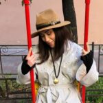 Dariya Voskoboeva Instagram - Осознанность и знание — одна из составляющих «пирамиды ведьм» 🧙‍♀️ . Без них любая магия «схлопывается» и перестает действовать. Впрочем, касается это не только магии. Поэтому определить для себя «что именно я сегодня праздную» — достаточно важно для каждого, кто практикует «искусство мудрых»👩🏻‍🎓. Изначально самхейн — это праздник последнего урожая. В это время поля уже убраны и на них остаются только тыквы и капуста (чтобы ее «подморозило»). Именно поэтому оранжевые плоды 🎃 и стали символом сегодняшнего дня. . На этом месте хотелось бы отметить, что в Сибири на текущий момент уже лежат весьма заметные сугробы. Тыквы убраны и по-большей части съедены. Поэтому празднование «последнего урожая» — вещь весьма затруднительная🤨. . Второе значение самхейна более метафорично. Это день смерти бога. Великого бога плодородия, бога-дуба, который погибает от ран, нанесенных богом-падубом. В различных мифах этот сюжет обыгрывается самым разными народами. Озирис, Велес и многие другие уходили в это время в подземное царство, и природа, оплакивая их, принимала траур зимы ❄️ . . Говоря о подобных воззрениях на данное время, стоит отметить две вещи. Первое, праздник относится не только к богу🙏. Некоторые народы вполне успешно жили, отправляя в царство мертвых своих богинь (вспомните историю с Персефоной и гранатами, или сестринские разборки с Иштар). Второе, называть день смерти праздником как-то не слишком этично для современного человека☝️. . Таким образом, сегодня мы скорее празднуем и отмечаем знание и принцип! Принцип смены сезонов, бесконечного танца жизни и смерти, начала и конца. Это один из дней, когда мы без прекрас понимаем, что все начатое однажды закончится…и не обязательно закончится «успешным завершением». Знание заключается в том, что мы конечны и однажды умрем. Мы живем за счет смерти других (да, растения и животные умирают, чтобы мы кушали) и сами однажды умрем, освободив место для жизни потомкам👶. . Мы празднуем возможность приобщиться к этой беспощадной мудрости. Понять ее, используя колесо ⭕️ года. В ночь с 31 октября на 1 ноября очень сильная энергетика, напишите в комментариях о каких ритуалах вам рассказать👇🏻.