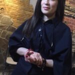 Dariya Voskoboeva Instagram - Вы когда-нибудь чувствовали себя полностью увязшим и истощенным😞? Это чувство еще более обостряется, когда вы пытаетесь удалить кого-то из своей жизни🤬? Вы когда-нибудь пытались удалить какого-то человека из своей жизни только потому что он регулярно появлялся в ваших мыслях и как будто удерживал ваш разум от чего-то🤨? Если вы ответили «да» на любой из этих вопросов, тогда вы можете испытывать энергичную связь между вами и другим человеком через так называемый «энергетический провод». . Энергетический провод похож на энергетическую связь, которая развивается между двумя людьми. Сюда могут входить родственники, бывшие супруги, дети, любовники, нынешний супруг, близкий друг или даже коллега👨🏻‍💻. Эти провода образуют трубы, соединяющие вас от чакры к чакре. Энергия свободно течет по этим трубам между людьми, однако временами поток энергии является односторонним, истощающим. Если вам кажется, что вы удалили человека из  своей жизни, тем не менее, он все еще истощает вашу энергию, тогда вам нужно предпринять шаги, чтобы отрезать эти провода для вашего собственного физического, умственного и эмоционального благополучия. Также могут быть люди, которых вы не можете удалить из своей жизни, однако вы обнаружите, что ваша энергия при общении с ними истощается, например, это может быть какой-то  член семьи. Вы все равно можете отрезать эти провода, чтобы сохранить свои собственные энергетические уровни📏. . Признаки и симптомы тяжелой энергетической связи включают: 📌Глубокие чувства грусти, гнева и депрессии по отношению к своему прошлому. Регулярные споры с кем-то в уме. 📌Амнезия. 📌Преследование кого-то из вашего прошлого через социальные сети и тд. 📌Отсутствие интереса к хобби, занятиям и отношениям. 📌Частые разговоры с каким-то  человеком в вашем сознании. 📌Желание отомстить за свое прошлое. 📌Неконтролируемый крик, эмоциональное крушение. 📌Нарушенный режим сна. 📌Постоянные воспоминания или эмоции, связанные с человеком, который присутствует в вашей жизни. 📌Часто вспоминаете то, что было сказано в прошлом. 📌Отказ от новых предложений и приглашений. Пишите если у вас такое было, и в следующем посте я расскажу как отрезать энергетические провода 👇🏻
