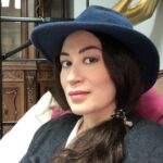 Dariya Voskoboeva Instagram - Давайте сегодня поговорим о контроле своих эмоций 😃 Мы должны идентифицировать чувства, которые расстраивают нас👆 . По мнению нейробиологов, если мы идентифицируем чувства, которые нас сбивают с толку, их воздействие станет «более мягким». Понятно, что мы не можем контролировать полностью наши эмоции🤔. По крайней мере, мы можем попытаться это сделать, но это очень сложно, особенно в непредвиденных ситуациях. Однако практика осознанности поможет нам уменьшить негативное влияние этих эмоций. Участникам исследования было предложено посмотреть на изображения лиц людей, где они выражали разные эмоции😡. . Участники восприняли эмоцию просто, посмотрев на изображение, что увеличило активность в миндалине. Однако после того, как каждый из участников обозначил, какие эмоции были на лицах людей, активность в миндалине снова уменьшилась. Почему😱? Потому что понимание точной эмоции уменьшало способность эмоций к захвату. Другими словами, признание того, как вы чувствуете, помогает побеждать неправильные эмоции😛. А вы умеете контролировать свои эмоции? . . #ДарияВоскобоева #осень #спб #экстрасенс #эмоции