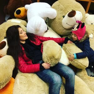 Dariya Voskoboeva Instagram - С днём рождения доченька! Теперь у тебя есть свой собственный огромный медведь! 🎉🎁🎊🎀🎈🍭🍬🐻 #медведь #подарок #дочка #любовь #дети #дариявоскобоева