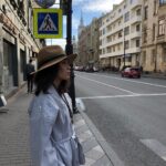Dariya Voskoboeva Instagram - Что мы знаем о своей прошлой жизни🤔? Вот 5 способов приблизиться к этим знаниям! 1. Проанализируйте, что привлекает, интересует или создает чувство ностальгии в вас Вы можете почувствовать сильное влечение к какой-то культуре или традиции, к которой вы не принадлежите в этой жизни. Это может быть что угодно от племенных танцев Зулу до конфуцианства в каком-нибудь замке в Англии. . 2. Обратите внимание на повторения в ваших снах  Сосредоточитесь на тех снах, которые очень похожи на реальность, особенно если эти сны повторяются. Вы, возможно, получаете сообщения от самой глубокой части вашего подсознания. Поэтому, если ваши сны часто сопровождаются чувством одиночества, которое вы не можете объяснить, это может быть рана, которую вы несете с собой из прошлой жизни! . 3. Задайте намерение. Повторите его Будьте уверены в том, что вы хотите узнать, когда думаете о своей прошлой жизни. Задайте себе вопросы, на которые вы хотите ответить, перед тем, как ляжете спать или перед медитацией. Делайте это часто. . 4. Подумайте о людях, которых вы привлекаете в свою жизнь  Посмотрите, можете ли вы распознать общий поток наиболее болезненных уроков, которые вы должны были изучить у окружающих вас людей. Некоторые считают, что мы рождаемся в определенной группе душ, и все, кто в ней участвует, должны работать вместе, чтобы разрушить кармический цикл. . 5. Взгляните в зеркало или посмотрите в воду (водоема, к примеру) Сядьте поудобнее и выключите свет. Сосредоточьтесь на своих вопросах и сосредоточьтесь на своем мышлении. Через некоторое время ваше лицо начнет трансформироваться. Обратите внимание на изменения. . #ДарияВоскобоева #осень #спб #прошлаяжизнь