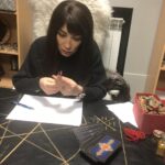 Dariya Voskoboeva Instagram - Поговорим о внутренней мудорсти😌? Ваша внутренняя мудрость посылает вам руководство к жизни. Эти сообщения отправляются вам днем и ночью. Ваша внутренняя мудрость - это ваша собственная частная радиостанция, маяк, кинотеатр и сирена о том, какие пути нужно выбрать, а какие следует избегать, когда вы преодолеваете все приливы и потоки вашей жизни🙌. . Из-за удивительного разнообразия способов, которыми могут быть отправлены сообщения от вашей внутренней мудрости, и многих способов, которыми мы можем осознать их, нет простых правил или простых шагов, которые мы всегда можем использовать, чтобы находить и доверять им. Некоторые говорят о том, что им нужно расслабиться, чтобы получить доступ к своей внутренней мудрости. Другие говорят о медитации, гипнозе и других способах, с помощью которых можно обойти наш сознательный ум😯. Наша внутренняя мудрость исходит из глубины бессознательной части нашего разума. Она содержит комбинацию всего, что мы знаем, и мыслим вместе с сообщениями, которые выходят за наши пределы. Даже сообщения, которые мы получаем от нашей души, духа и других высших уровней, часто вводят нас через наше бессознательное и затем передаются нашему сознательному разуму в двусмысленных, неясных и пустых странных путях. Ваша внутренняя мудрость даёт вам сигналы 🚦? . . #ДарияВоскобоева #тв3 #дневникэкстрасенса #мудрость