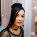 Dariya Voskoboeva Instagram - Давайте настроим себя на хороший 2019 год 🎄? Я знаю, каково это просыпаться каждый день и делать одно и то же, задаваясь вопросом, зачем ты это делаешь😔. Твоя жизнь просто кажется плохим фильмом на повторе. Все, что ты делаешь, это то, что от тебя требуется, и ты даже перестaл думать о новых мечтах, потому что чувствуешь, что не сможешь пойти им навстречу👣. Несмотря на то, что вы так долго чувствовали себя лишним в своей собственной жизни, самое время измениться🔄. Пришло время для новой главы, и вы будете тем, кто ее напишет. . Вам не нужно больше проводить моменты в бодрствующем сне, тосковать по тому дню, когда вы, наконец, сможете проснуться и испытать жизнь так, как вы когда-то мечтали🙌. Пришло время начать следующую главу, и вам не нужно делать то, что вы не хотите🤩! Конечно, могут быть некоторые проблемы. Но вам больше не нужно жить по чужим стандартам. Вы устанавливаете планку в своей жизни, а не кто-то другой☝️. . Ваша новая глава будет посвящена поощрению ваших самых больших желаний. Вы рискуете и принимаете последствия, хорошие✅ или плохие❌. Что бы ни случилось, вы знаете, что находитесь на правильном пути, потому что следуете за своим сердцем❤️. Вы извлекаете  много уроков. Вы можете бояться начинать. Но чем раньше вы начнете, тем быстрее вы откроете для себя все, что есть в этом мире. Вы были рождены, чтобы жить с мужеством и силой. . Следующая глава посвящена ВАМ🤝. Вы здесь не для того, чтобы писать чужую историю или радовать кого-то другого. Это время для вас, чтобы подключиться к своему внутреннему я и принять все, что вы откладывали на протяжении многих лет. . Пришло время повеселиться. Время смеяться. Пришло время поверить, что все возможно. Но прежде чем начать писать, ознакомьтесь с этими правилами: 🌸 Прошлое остается в прошлом.  Если вы собираетесь новую главу, вам нужно сосредоточиться на настоящем. Мы не можем открыть что-то новое, если всегда будем смотреть назад. 🌸Токсичные люди не участвуют в этой главе. Будь то оскорбительные члены семьи, бывшие любовники или старые бывшие друзья, пришло время попрощаться с людьми, которые обижают вас и заставляют сомневаться в себе. Продолжение 👇🏻