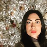 Dariya Voskoboeva Instagram - Вот несколько методов, которые вы можете использовать, чтобы узнать больше о своей прошлой жизни🙏! . 1. Проанализируйте, что привлекает, интересует или создает чувство ностальгии в вас 🙌 Вы можете почувствовать сильное влечение к какой-то культуре или традиции, к которой вы не принадлежите в этой жизни. Это может быть что угодно от племенных танцев Зулу до конфуцианства в каком-нибудь замке в Англии. . 2. Обратите внимание на повторения в ваших снах 😴 Сосредоточьтесь на тех снах, которые очень похожи на реальность, особенно если эти сны повторяются. Вы, возможно, получаете сообщения от самой глубокой части вашего подсознания. Поэтому, если ваши сны часто сопровождаются чувством одиночества, которое вы не можете объяснить, это может быть рана, которую вы несете с собой из прошлой жизни! . 3. Задайте намерение. Повторите его 🔄 Будьте уверены в том, что вы хотите узнать, когда думаете о своей прошлой жизни. Задайте себе вопросы, на которые вы хотите ответить, перед тем, как ляжете спать или перед медитацией. Делайте это часто. . 4. Подумайте о людях, которых вы привлекаете в свою жизнь 🌎 Посмотрите, можете ли вы распознать общий поток наиболее болезненных уроков, которые вы должны были изучить у окружающих вас людей. Некоторые считают, что мы рождаемся в определенной группе душ, и все, кто в ней участвует, должны работать вместе, чтобы разрушить кармический цикл. . 5. Взгляните в зеркало или посмотрите в воду (водоема, к примеру) 💦 Сядьте поудобнее и выключите свет. Сосредоточьтесь на своих вопросах и сосредоточьтесь на своем мышлении. Через некоторое время ваше лицо начнет трансформироваться. Обратите внимание на изменения. . . #ДарияВоскобоева #осень #спб #экстрасенс #новыйгод Saint Petersburg