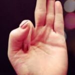 Dariya Voskoboeva Instagram - Давно я не писала о мудрах 👐 . Рекомендуется: это 5-ти минутное упражнение, которое вы можете делать своими руками в любом месте, которое будет стимулировать баланс эмоций и энергии в вашем теле🙌! Жесты мудры, созданные в Индии, предназначены для стимулирования всех частей тела и ума. . 1. Гян мудра Считается, что этот жест увеличивает элемент воздуха и развивает ваш энтузиазм и творческое мышление! . 2. Вааю мудра Этот жест предназначен для уменьшения воздушного элемента и помогает с переутомленностью. . 3. Акакаш мудра Этот жест направлен на увеличение космического элемента, а также на избавление от страза, печали, гнева и застойных проблем. . Вам интересная эта тема, пишите в комментариях и я расскажу о других мудрах 😘 . . #ДарияВоскобоева #осень #спб #экстрасенс #мудры Saint Petersburg, Russia
