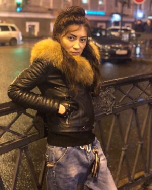 Dariya Voskoboeva Instagram - Поговорим о чёрных кошках?
Причина, по которой черная кошка 🐈 может следовать за вами домой, это с целью предупредить вас о болезни 🤒.
.
Черные кошки имеют долгую историю утешения больных и умирающих. Фактически, по всей Европе и Азии и на протяжении большей части истории чёрных кошек часто приносили к постели безнадежно больных🤕 людей.
.
Считалось, что кошка будет следить за духом больного человека, если она вдруг перейдет в "следующую жизнь".
.
Кошки могут ощущать болезни через наши ауры. В дополнение к этому, некоторые считают, что кошки - это духовные проводники в животной форме. Если черная кошка следует за вами домой, обратите внимание на свое здоровье.
За вами следовала чёрная кошка?
.
#ДарияВоскобоева #кошка #эзотерика