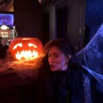 Dariya Voskoboeva Instagram - Сегодня я расскажу о любителях зеленого и синего (голубого) цветов. . Зеленый 🍏 . Зеленый цвет — символ гармонии. Обычно ему отдают предпочтение спокойные, открытые и отзывчивые люди, хотя некоторые из них отличаются скромностью и любят находиться в уединении. Любители зеленого цвета обладают сильной интуицией, поэтому они гораздо реже поддаются обману. Если вы испытываете любовь к зеленому цвету, значит, вы очень мягкая натура и боитесь, что другие постараются разрушить ваши личные границы. Но, несмотря на кажущуюся слабость, внутри вас скрывается сильная личность, которая сможет защитить себя от нападок окружающих. Многим любителям зеленого свойственная упрямство, и порой именно эта черта характера выставляет вас не в самом лучшем свете. Доказывая свое мнение, иногда вы можете перейти черту. Но порой причиной такого поведения является не столько эмоциональность, сколько жажда справедливости. . Синий (голубой)💧 Любовь к синему и его оттенкам характера для спокойных людей, которые совершенно не любят или просто не умеют проявлять свои эмоции. Учитывая то, что это скрытные и необщительные люди, порой находиться рядом с ними очень трудно. Это не значит, что им неприятно общество своих собеседников, но все же находиться в одиночестве им гораздо комфортнее. Из положительных качеств им свойственно терпение, трудолюбие и ответственность. Если они берутся за дело, то выполняют его качественно и в срок. Если вы любите синий цвет, вероятно, вы склонны к меланхолии. Вы очень легко поддаетесь негативным мыслям и часто испытываете угнетенное состояние. Вам необходимо найти источник положительных эмоций, и тогда ваша жизнь станет ярче и позитивнее. . . #ДарияВоскобоева #тв3 #цвета #зеленый #синий