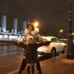 Dariya Voskoboeva Instagram - Давайте поговорим об оберегах для детей ☝️ Лучше всего, чтобы занималась созданием оберега для ребенка его мать👩🏻. Она связана со своим чадом, поэтому ее защита будет самой сильной и эффективной, ведь никто не хочет защитить ребенка так, как его мама. Если у нее не было возможности по каким-либо причинам заниматься оберегом для своего ребенка, это брала на себя его бабушка👵. . Существует множество разновидностей обережных предметов для детей, которые относятся к разным эпохам и культурам. Некоторые из них сопровождаются заговорами. Желательно делать такие предметы своими руками, но можно и купить. Если нет времени на рукоделие, не забудьте очистить и зарядить его💡. . Пишите в комментариях, интересна ли вам эта тема🤔! . #ДарияВоскобоева #осень #спб #экстрасенс #камни #браслеты