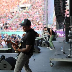 Dave Farrell Instagram - I had a wonderful time tonight playing “Running From My Shadow” with @m_shinoda !!! Mike is killing it with his set... if you get a chance, go see him on the #posttraumatictour !
#loveloud #loveloudfest #🎸#🎼#🍻
