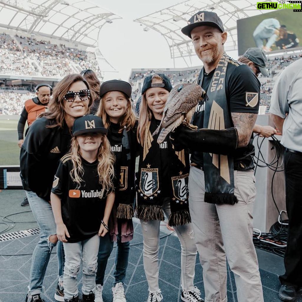 Dave Farrell Instagram - Working on my falconry, my drumming, and my familying... all with the #lafc and the #lafc3252 ! If you want to see the video, go check it out on @lafc ‘s page 🙌🏽 🦅 🖤💛 #LordOfFalcons BMO Stadium