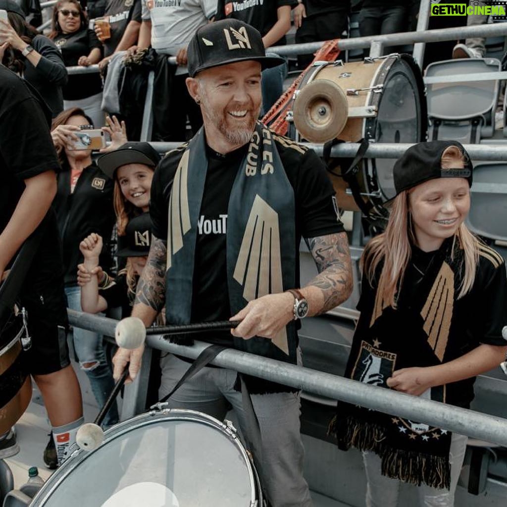 Dave Farrell Instagram - Working on my falconry, my drumming, and my familying... all with the #lafc and the #lafc3252 ! If you want to see the video, go check it out on @lafc ‘s page 🙌🏽 🦅 🖤💛 #LordOfFalcons BMO Stadium