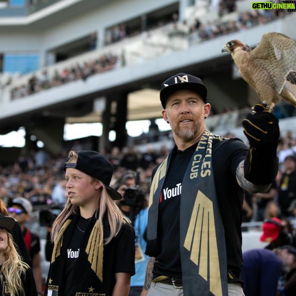 Dave Farrell Instagram - Working on my falconry, my drumming, and my familying... all with the #lafc and the #lafc3252 ! If you want to see the video, go check it out on @lafc ‘s page 🙌🏽 🦅 🖤💛 #LordOfFalcons BMO Stadium