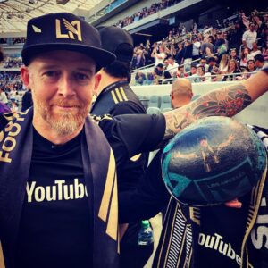 Dave Farrell Instagram - Making new friends (@lafcsoccerhead) at the @lafc 4-1 win tonight! If you look closely, you just might be able to find a falcon in the background... and swipe left for the “PX Double-Double” 
#lafc #lafc3252
