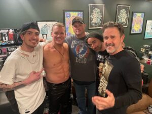 David Arquette Instagram - Got to see the legend @chrisjerichofozzy and @fozzyrock in #baltimore with @jerbear55 missed the show because of @monstermaniacon but still caught the #merch @pjfarley  @thedrummerbrooks great meeting everyone