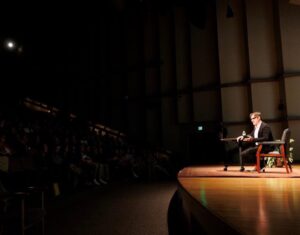 David Arquette Instagram - I would like to thank all the students and staff at @ballstateuniversity for having me as part of the David Letterman Lecture series. I had such a wonderful time at this remarkable university. Thank you Paige and Kim 📸 Joe?