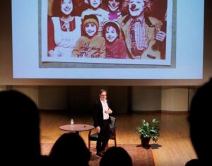 David Arquette Instagram - I would like to thank all the students and staff at @ballstateuniversity for having me as part of the David Letterman Lecture series. I had such a wonderful time at this remarkable university. Thank you Paige and Kim 📸 Joe?