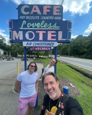 David Arquette Instagram - With friends like @theplanetpeacock and @rjcity in town for @aew @ringofhonor had to get our biscuits at @lovelesscafe on