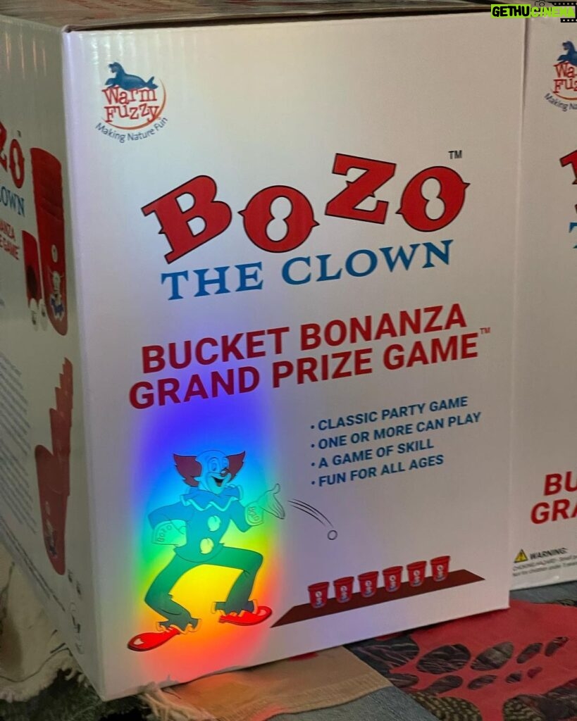 David Arquette Instagram - Great ready for @warmfuzzytoys @realbozotheclown ALL NEW #grandprizegame #buckets ❤️🌈🤡