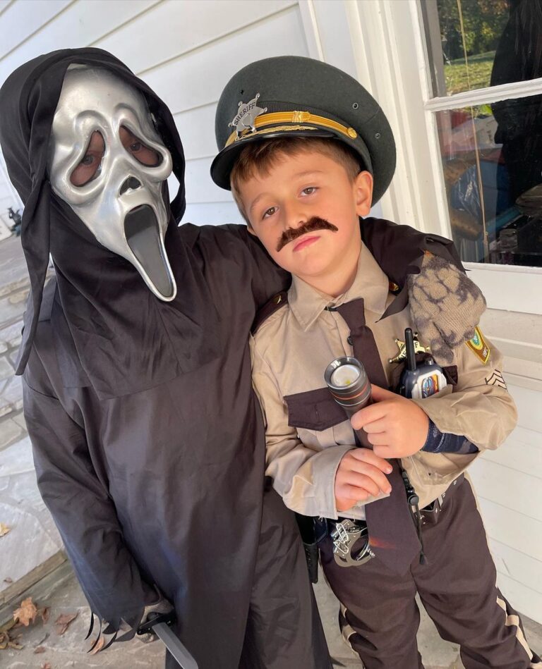 David Arquette Instagram - The Strike is over! Yay!!! Now I can show photos of my kids from #halloween #scream #ghostface #deputydewey