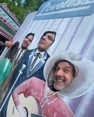 David Arquette Instagram - With friends like @theplanetpeacock and @rjcity in town for @aew @ringofhonor had to get our biscuits at @lovelesscafe on