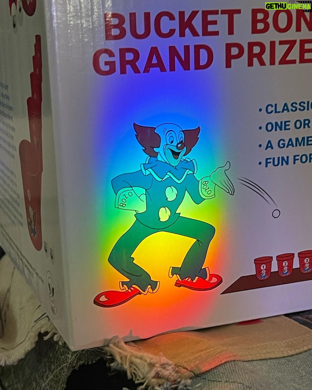 David Arquette Instagram - Great ready for @warmfuzzytoys @realbozotheclown ALL NEW #grandprizegame #buckets ❤️🌈🤡
